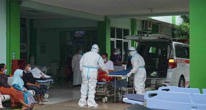 PENANGANAN: Nakes sedang menyiapkan ruangan sekaligus tabung oksigen bagi pasien Covid-19 saat lonjakan di Kabupaten Jepara, beberapa waktu lalu. (Adhik Kurniawan / Lingkarjateng.id)