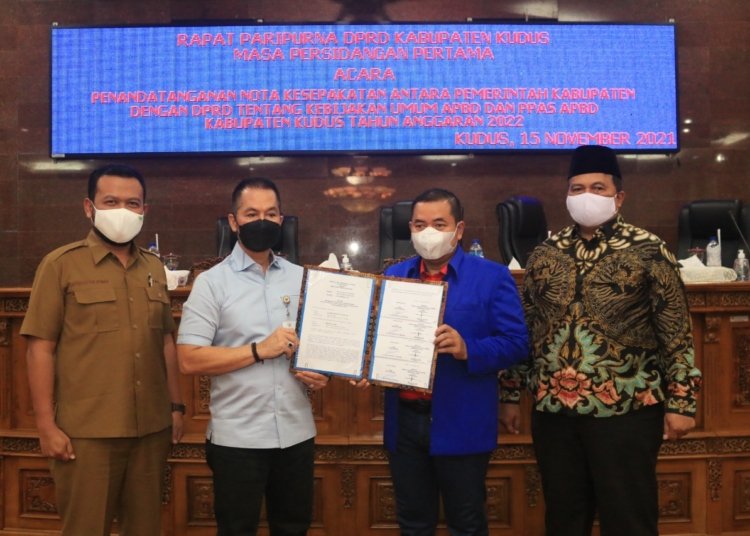 Bupati Kudus dan Anggota DPRD foto bersama setelah penandatanganan KUA dan PPAS TA 2022, kemarin. (Istimewa / Lingkarjateng.id)