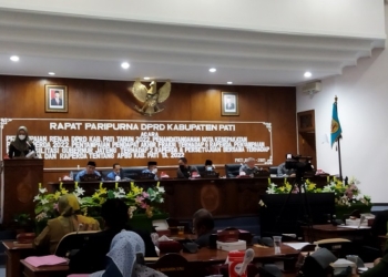 PEMBAHASAN: Proses sidang paripurna di DPRD Kabupaten Pati pada Senin (29/11). (Aziz Afifi / Lingkarjateng.id)