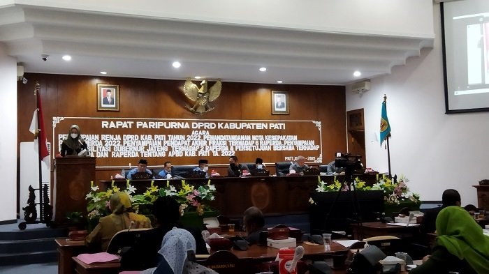 Pembahasan 3 Raperda Molor, DPRD Pati Minta Perpanjangan Waktu 25 PEMBAHASAN: Proses sidang paripurna di DPRD Kabupaten Pati pada Senin (29/11). (Aziz Afifi / Lingkarjateng.id)