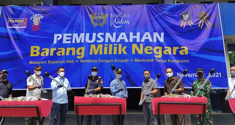 Pemkab Kudus Musnahkan 4,7 Juta Rokok Ilegal 25 Temuan rokok ilegal di Pati diserahkan ke Bea Cukai Kudus untuk dimusnahkan bersama temuan rokok-rokok ilegal lainnya. (Nisa Hafizhotus Syarifa / Lingkarjateng.id)
