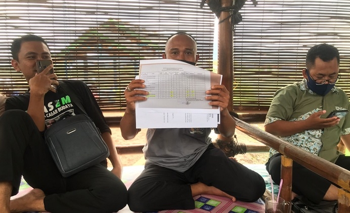 Ada yang Janggal, Warga Permasalahkan Seleksi Perangkat Desa di Kecamatan Lasem 25 Salah satu peserta seleksi perangkat desa yang tidak lolos memperlihatkan kertas nilai hasil tes se-Kecamatan Lasem. (R. Teguh Wibowo / Lingkarjateng.id)