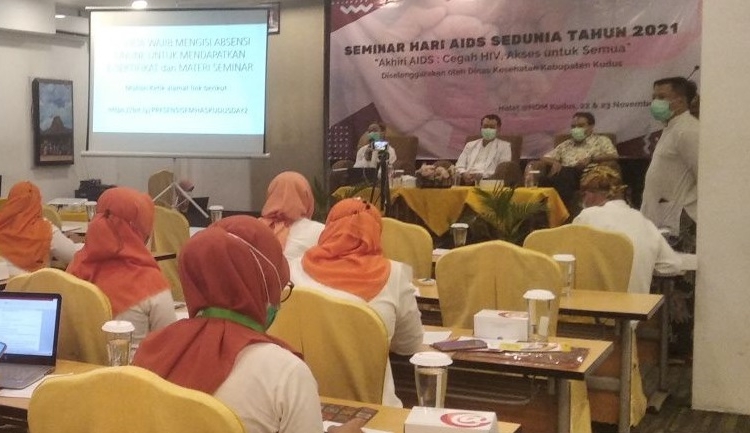 ANTUSIAS: Peserta menyimak paparan dalam seminar memperingati Hari AIDS sedunia di Hotel @Hom Kudus, kemarin. (Istimewa / Lingkarjateng.id)