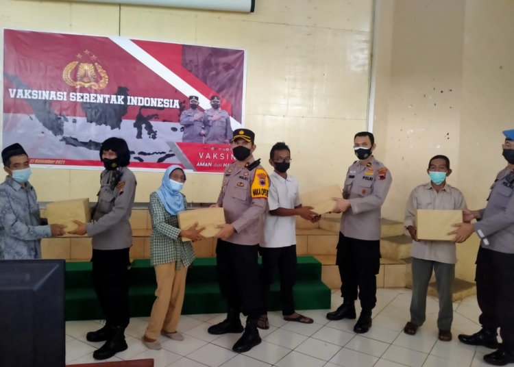 VAKSINASI: Polres Semarang memberikan bantuan sosial kepada warga yang ikut vaksin pada hari ini, Sabtu (27/11).