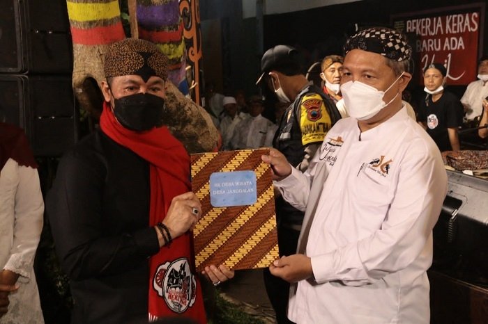 SIMBOLIS: Bupati Kudus HM Hartopo menyerahkan SK Desa Wisata Rintisan kepada Kepala Desa Janggalan, Kecamatan Kota, Rabu (10/11). (Dok. Diskominfo for Lingkarjateng.id)