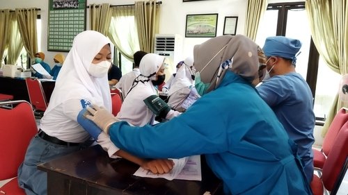 Stok Alat Suntik Vaksin Pfizer di Pati Minim 25 ILUSTRASI: Pelaksanaan vaksinasi di Kabupaten Pati, belum lama ini. (AZIZ AFIFI/LINGKARJATENG.ID)