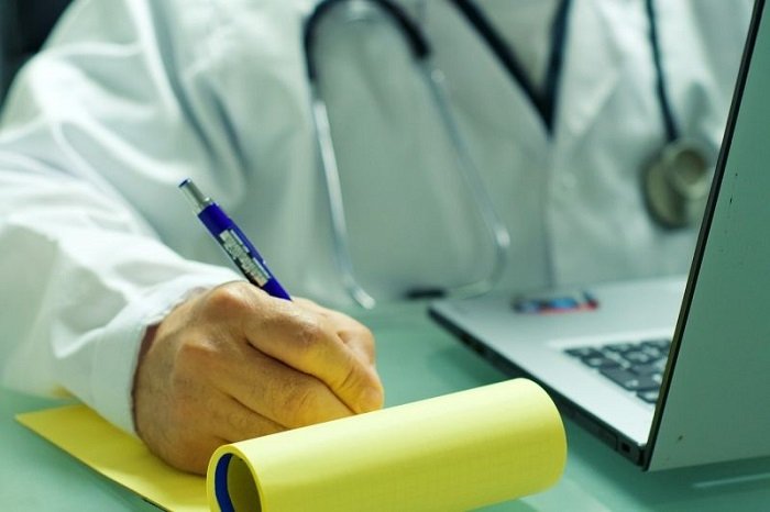 Rahasia di Balik Tulisan Resep Dokter yang Sulit Dibaca 25 Ilustrasi Seorang dokter tengah menulis resep obat. (Istimewa / Lingkarjateng.id)