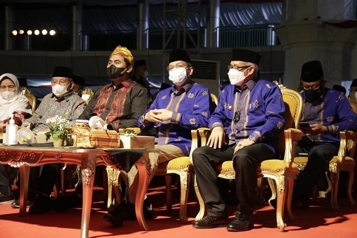 KHIDMAT: Wakil Gubernur Jawa Tengah, Taj Yasin Maimoen (duduk di tengah) saat menghadiri MTQ V KORPRI 2021 di Kendari, Sulawesi Tenggara. (Dok Humas Jateng / Lingkarjateng.id)