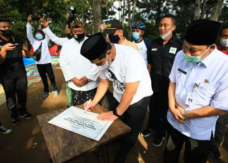 Gus Yasin Resmikan Wana Wisata Pijar Park Kudus, Kawasan Kuliner di Kota Kretek 25 TANDA TANGAN: Wakil Gubernur Jawa Tengah, Taj Yasin Maimoen saat menantangani peresmian Kawasan Kuliner Wana Wisata Taman Pijar Park, Kamis (4/11).