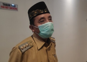 BERI KETERANGAN: Bupati Rembang Abdul Hafidz. (R.TEGUH WIBOWO/LINGKARJATENG.ID)