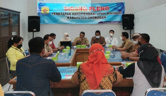 PENENTUAN: Pihak terkait saat melakukan sidang pleno penetapan rekomendasi UMK Grobogan di Kantor Disnakertrans, baru-baru ini. (Muhamad Ansori / Lingkarjateng.id)
