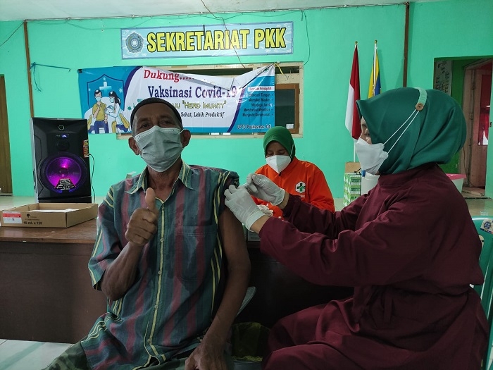 VAKSINASI: Seorang lansia sedang menerima suntikan vaksinasi Covid-19 belum lama ini. (Nisa Hafizhotus Syarifa / Lingkarjateng.id)
