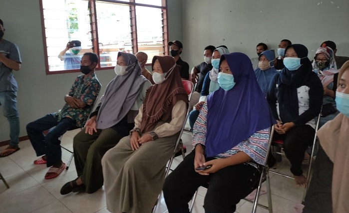 Program DKK Kudus Efektif Kejar Target Vaksinasi Lansia 25 ANTRE: Sejumlah lansia sedang antre sebelum mengikuti kegiatan vaksinasi Covid-19 di Balai Desa Kaliwungu belum lama ini. (Nisa Hafizhotus Syarifa / Lingkarjateng.id)