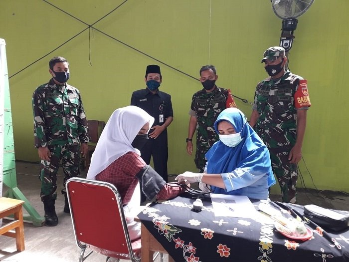 Mulai Pembelajaran Tatap Muka, Pelajar di Grobogan Jalani Vaksinasi 25 PENDAMPINGAN: Babinsa Serma Mughorip saat mendampingi vaksinasi pelajar di wilayah Kecamatan Gabus, kemarin. (Muhamad Ansori / Lingkarjateng.id)
