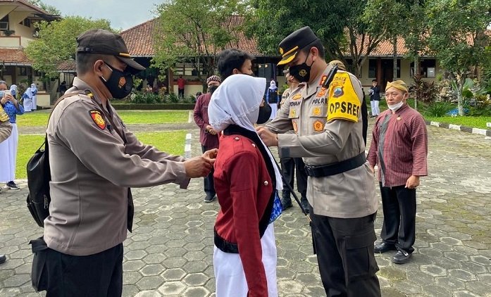 Cegah Kluster Baru, Kapolres Semarang Launching Program Jalur Sekolah 25 ANTISIPASI: Peringati Hari Guru Nasional, Polres Semarang Luncurkan Program “Jalur Sekolah” Jaga Sedulur di Sekolah, Kamis (25/11). (Istimewa / Lingkarjateng.id)