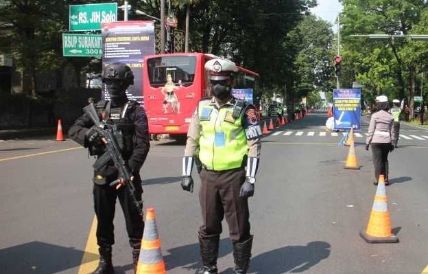 Polresta Surakarta Targetkan Pelanggar Lalu Lintas dan Prokes 25 PENERTIBAN: Sejumlah petugas Polresta Surakarta saat melaksanakan operasi disiplin prokes dan tertib berlalu lintas di simpang tiga Faroka Jalan Slamet Riyadi Solo. (Istimewa / Lingkarjateng.id)