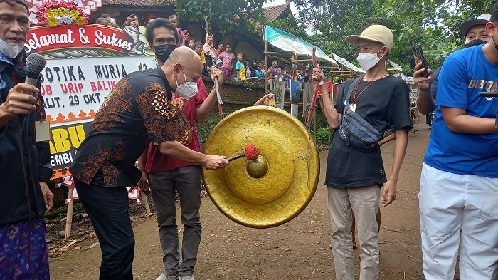 Bupati Jepara Dian Kristiandi saat meresmikan Bendung Belik Sentro di Dukuh Setro, Batealit, Jepara, Jumat (19/11).  (Adhik Kurniawan / Lingkarjateng.id)
