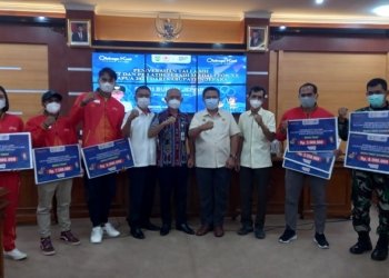 MEMBANGGAKAN: Pemberian tali asih kepada atlet dan pelatih peraih Medali PON XX Papua Tahun 2021 di Ruang Rapat Sosrokartono Setda Jepara, Selasa (9/11).
(Adhik Kurniawan / Lingkarjateng.id)