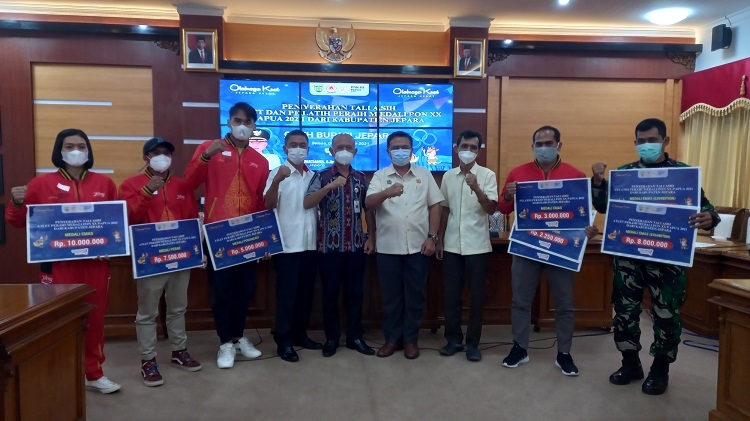 MEMBANGGAKAN: Pemberian tali asih kepada atlet dan pelatih peraih Medali PON XX Papua Tahun 2021 di Ruang Rapat Sosrokartono Setda Jepara, Selasa (9/11).
(Adhik Kurniawan / Lingkarjateng.id)