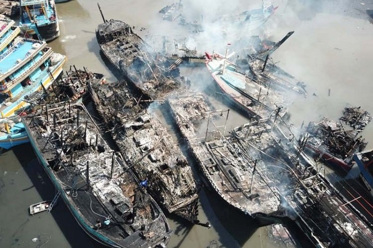 13 Kapal di Galangan Tegal Hangus Terbakar 25 Bangkai kapal yang hangus terbakar di galangan di Kota Tegal, Rabu (17/11). (Istimewa / Lingkarjateng.id)