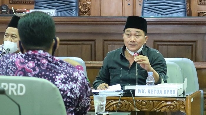 MENANGGAPI: Wakil Ketua DPRD Rembang Ridwan saat berbicara di depan forum audiensi membahas seleksi perangkat desa di Kecamatan Lasem, Rembang, Jumat (26/11). (R. Teguh Wibowo / Lingkarjateng.id)
