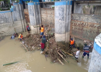 KOMPAK: Tim dari DPUPR sedang membersihkan sampah di Bendungan Kidangan, Jepon, Blora. (Antara / Lingkarjateng.id)