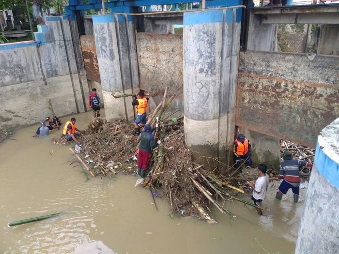 KOMPAK: Tim dari DPUPR sedang membersihkan sampah di Bendungan Kidangan, Jepon, Blora. (Antara / Lingkarjateng.id)