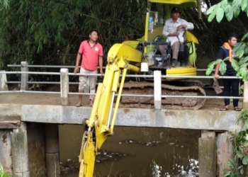 Cegah Banjir, BPBD Rembang Bersihkan Tumpukan Sampah
