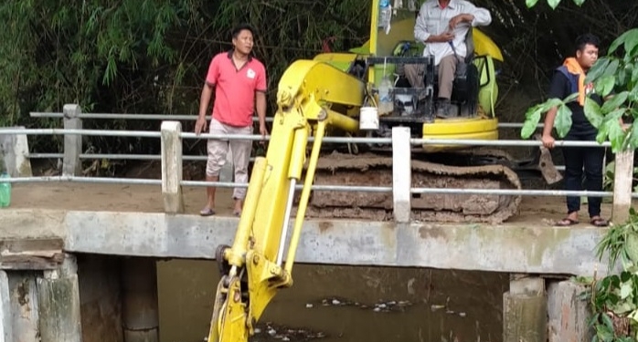 Cegah Banjir, BPBD Rembang Bersihkan Tumpukan Sampah