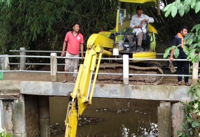 Cegah Banjir, BPBD Rembang Bersihkan Tumpukan Sampah