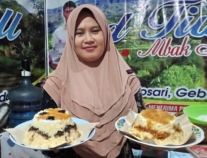 Kuliner Kudus, Tiwul yang Laris Manis hingga Mancanegara 25 SUKSES: Muna Inayati saat sedang memamerkan produknya. (Alifia Elsa Maulida / Lingkarjateng.id)