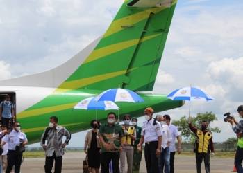 LANCAR: Bupati Blora beserta rombongan turun dari pesawat di Bandara Ngloram, Kecamatan Cepu, Blora, Jumat (26/11). (Lilik Yuliantoro / Lingkarjateng.id)