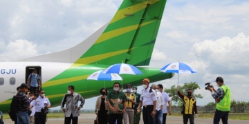 LANCAR: Bupati Blora beserta rombongan turun dari pesawat di Bandara Ngloram, Kecamatan Cepu, Blora, Jumat (26/11). (Lilik Yuliantoro / Lingkarjateng.id)