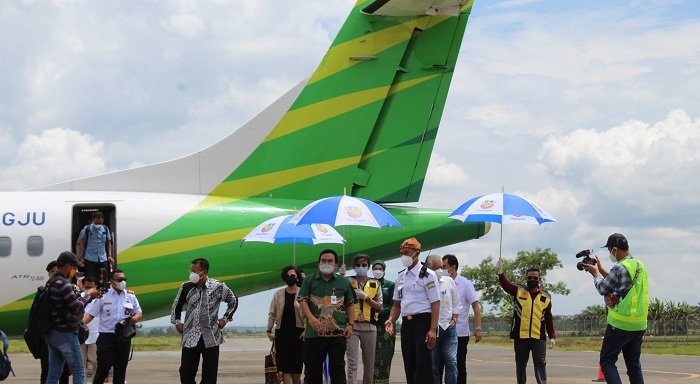 LANCAR: Bupati Blora beserta rombongan turun dari pesawat di Bandara Ngloram, Kecamatan Cepu, Blora, Jumat (26/11). (Lilik Yuliantoro / Lingkarjateng.id)