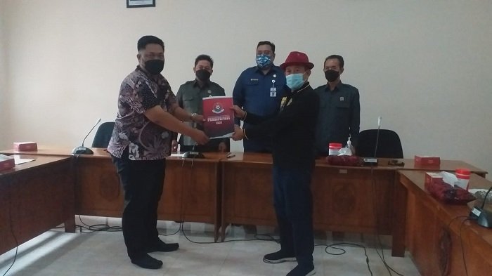BANTUAN: Kerjasama antara manajemen Persipa dengan Perwakilan Komunitas Puskom Pati saat menghadiri audiensi di Gedung DPRD Pati. (Aziz Afifi / Lingkarjateng.id)