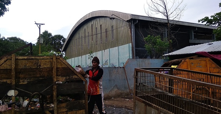 MEMBERSIHKAN : Petugas kebersihan Kabupaten Pati mengumpulkan sampah di salah satu tempat pembuangan sampah di Kota Pati. (Aziz Afifi/ Lingkarjateng.id)