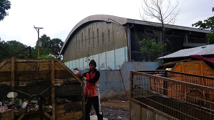 MEMBERSIHKAN : Petugas kebersihan Kabupaten Pati mengumpulkan sampah di salah satu tempat pembuangan sampah di Kota Pati. (Aziz Afifi/ Lingkarjateng.id)