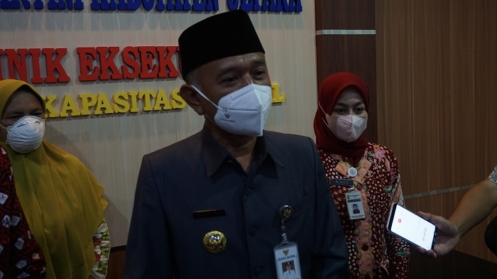RSUD Jepara Buka Layanan Kejiwaan 25 BERI KETERANGAN: Bupati Jepara Dian Kristiandi (tengah) dan Dokter Spesialis Jiwa RSUD RA Kartini Rines Harlen Theodora (kanan) saat menjelaskan mengenai pelayanan klinik eksekutif MCU dan Kapasitas Mental di RSUD RA Kartini kepada awak media, Jumat (12/11). (Adhik Kurniawan / Lingkarjateng.id)