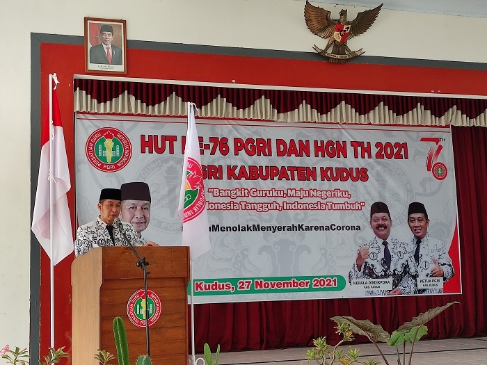 Bupati Kudus Dorong Guru Tingkatkan Semangat Belajar Siswa 25 SAMBUTAN: Bupati Kudus HM Hartopo memberikan motivasi kepada guru saat peringatan HUT ke-76 PGRI dan HGN di Gedung PGRI setempat, Sabtu (27/11). (Nisa Hafizhotus Syarifa / Lingkarjateng.id)