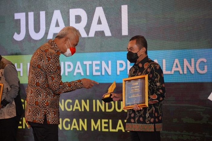 Pati Raih Juara Ketiga Investment Challenge 25 HEBAT: Penghargaan Juara Ketiga diterima oleh Bupati Pati Haryanto dalam acara CJIBF 2021 di Hotel Tentrem, Semarang, kemarin.
(Dok. Pribadi / Lingkarjateng.id)