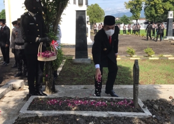 KHIDMAT: Tabur bunga dilakukan oleh Bupati Pati saat berziarah ke Makam Pahlawan Kabupaten Pati. (Aziz Afifi / Lingkarjateng.id)