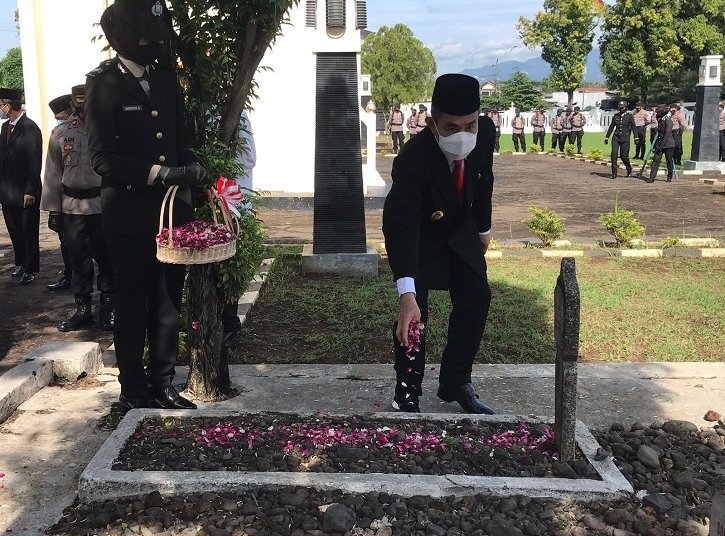 KHIDMAT: Tabur bunga dilakukan oleh Bupati Pati saat berziarah ke Makam Pahlawan Kabupaten Pati. (Aziz Afifi / Lingkarjateng.id)