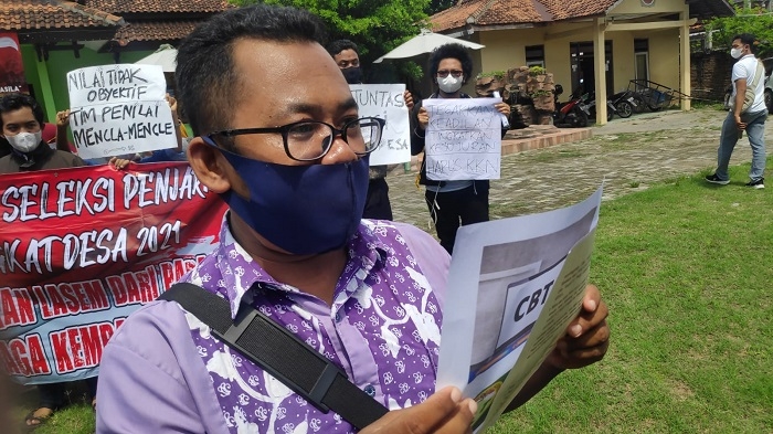 Pelantikan Perangkat Desa Dijadwalkan di Hari yang sama dengan Audiensi DPRD Rembang 25 DEMO: Salah satu peserta seleksi perangkat desa dari Desa Jolotundo Kecamatan Lasem, Mukhlisin bersama peserta seleksi perangkat desa yang tidak lolos menggelar aksi demo di halaman kantor Kecamatan Lasem, belum lama ini.
(R. Teguh Wibowo / Lingkarjateng.id)