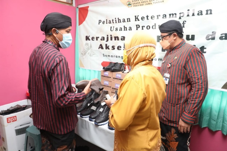 Pemprov Jateng Berdayakan Ekonomi Berkelanjutan 25 KREATIF: Sejumlah karya hasil dari pelatihan keterampilan usaha produktif nampak menarik minat khalayak. (Istimewa / Lingkarjateng.id)