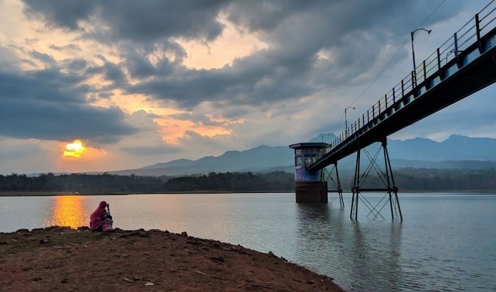 Pemkab Pati Optimalkan PAD Sektor Pariwisata 25 INDAH: Seorang wisatawan sedang menikmati senja di objek Wisata Waduk Gembong. (Istimewa / Lingkarjateng.id)