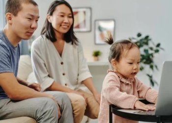 ILUSTRASI: Orang tua mendampingi anak untuk memenuhi minatnya menjadi content creator. (Istimewa / Lingkarjateng.id)