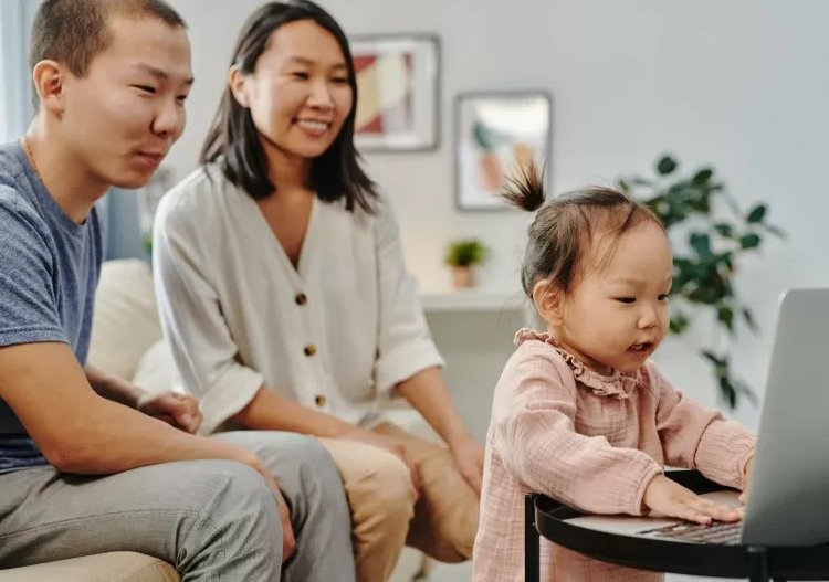 Kiat Membangun Kedekatan dengan Anak di Tengah-tengah Kesibukan 25 ILUSTRASI: Orang tua mendampingi anak untuk memenuhi minatnya menjadi content creator. (Istimewa / Lingkarjateng.id)