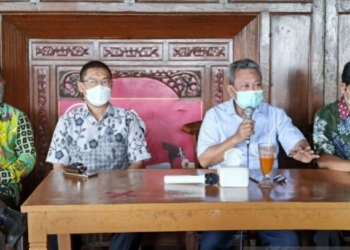 MENJELASKAN: Rektor UMS Sofyan Anif (dua dari kanan) saat memberikan keterangan kepada wartawan di Solo, Kamis (11/11). (Istimewa / Lingkarjateng.id)