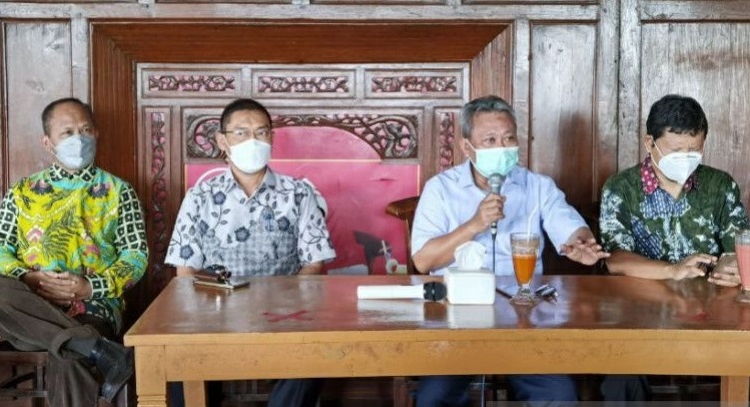 MENJELASKAN: Rektor UMS Sofyan Anif (dua dari kanan) saat memberikan keterangan kepada wartawan di Solo, Kamis (11/11). (Istimewa / Lingkarjateng.id)