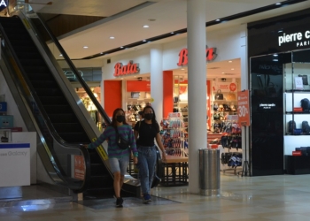 PUSAT PERBELANJAAN: Aktivitas di salah satu mall di Kota Semarang saat PPKM level 1. (Dinda Rahmasari / Lingkarjateng.id)